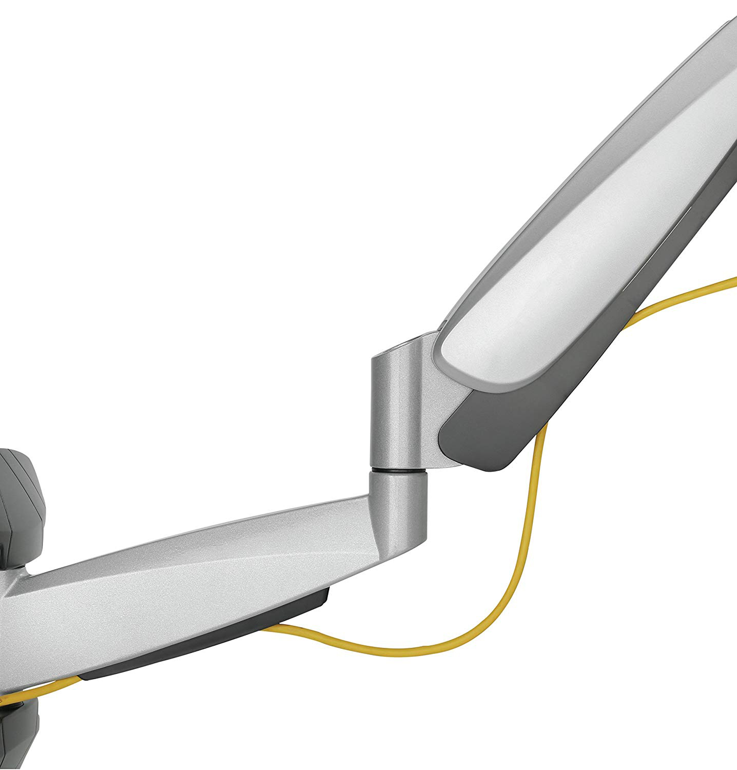 Silberner Arm mit gelbem Kabel. Nahaufnahme auf weißem Hintergrund.