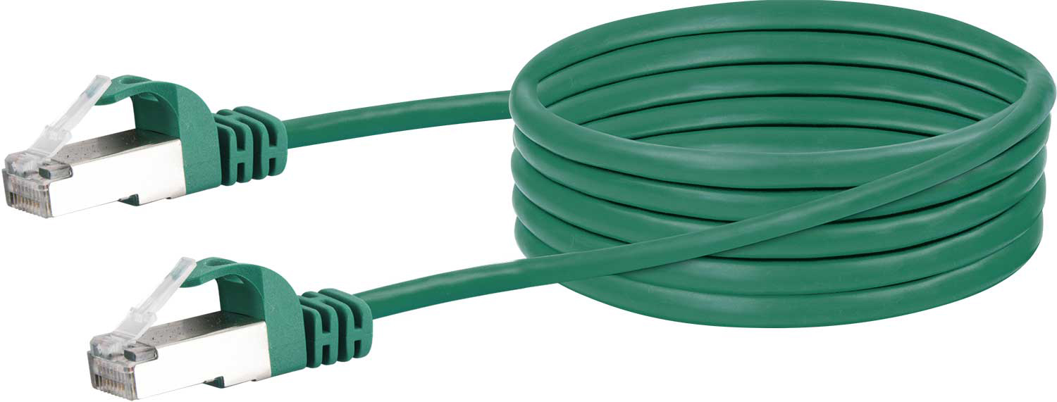 Cavo Ethernet verde con connettori argentati. Sfondo bianco.