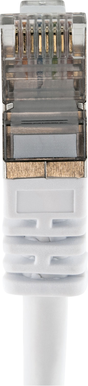 Un connettore per cavo Ethernet bianco con pin dorati e un cavo bianco.