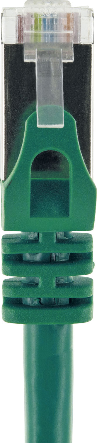 Nahaufnahme eines grünen RJ45-Steckers mit durchsichtigem Kunststoffschutz.