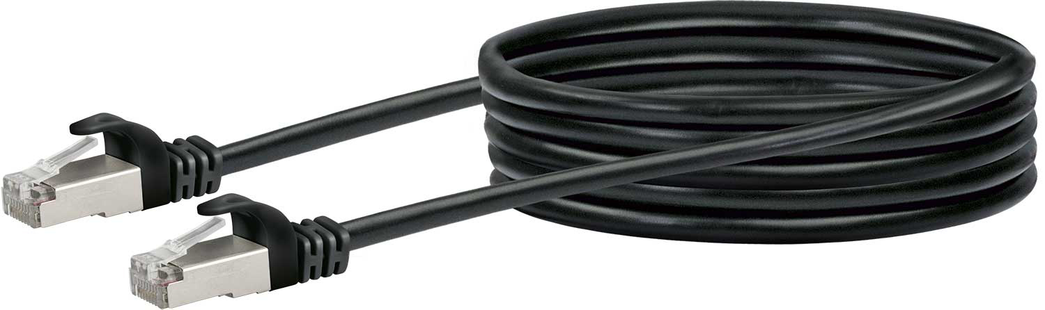 Cavi di rete neri ad anello, con connettori, su bianco.