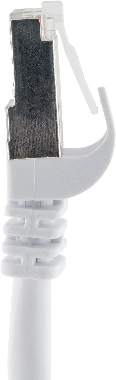 Un cavo Ethernet bianco con un connettore argentato. Il connettore ha un fermo trasparente.