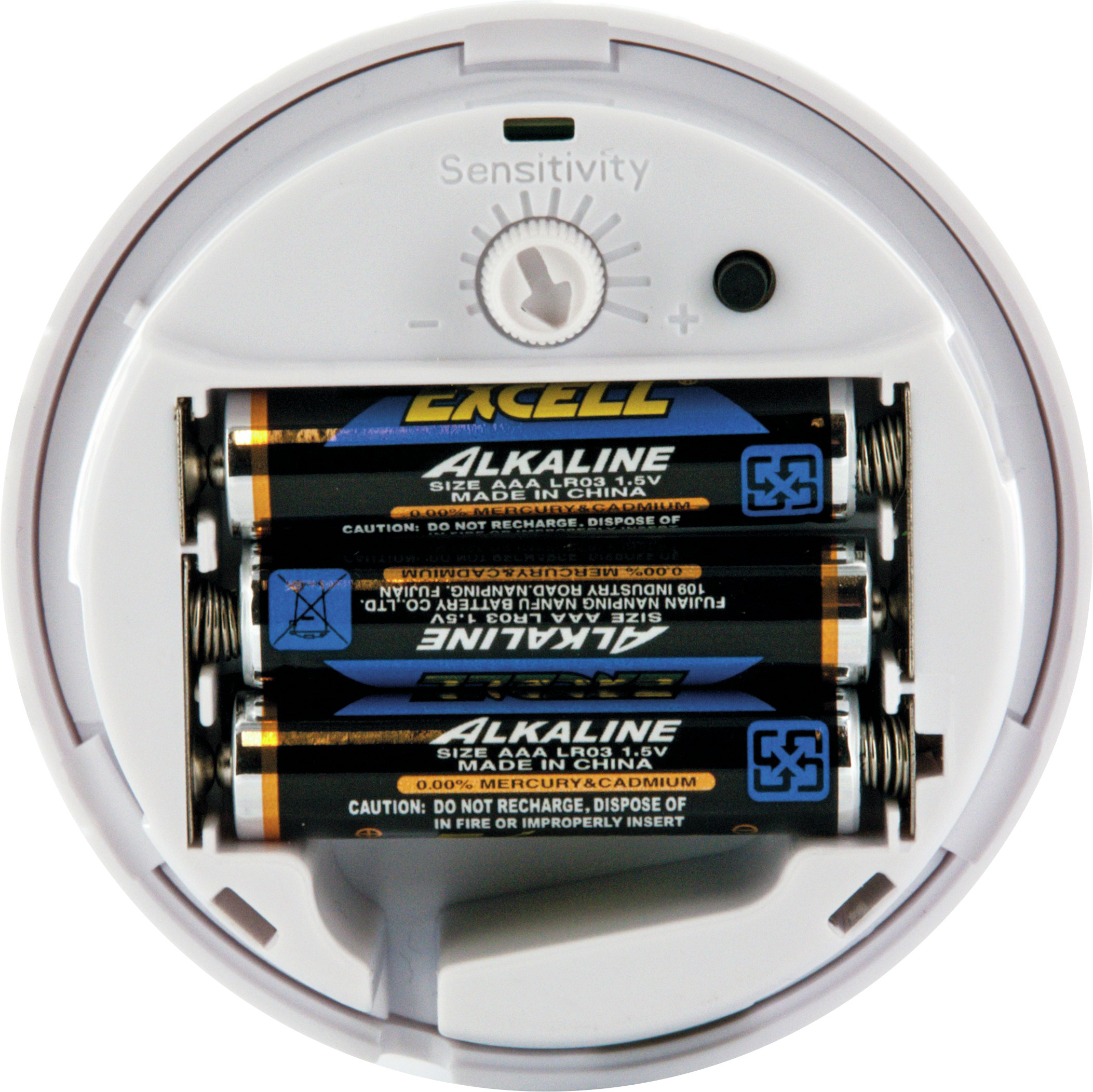 Offenes Batteriefach mit drei AAA-Batterien. Weißer Kunststoff, Batterien mit der Aufschrift 'Excello'. Weißer Hintergrund.