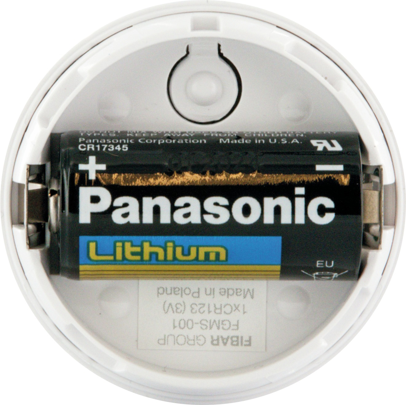 Weißes, kreisförmiges Batteriefach mit einer Panasonic Lithium-Batterie darin.