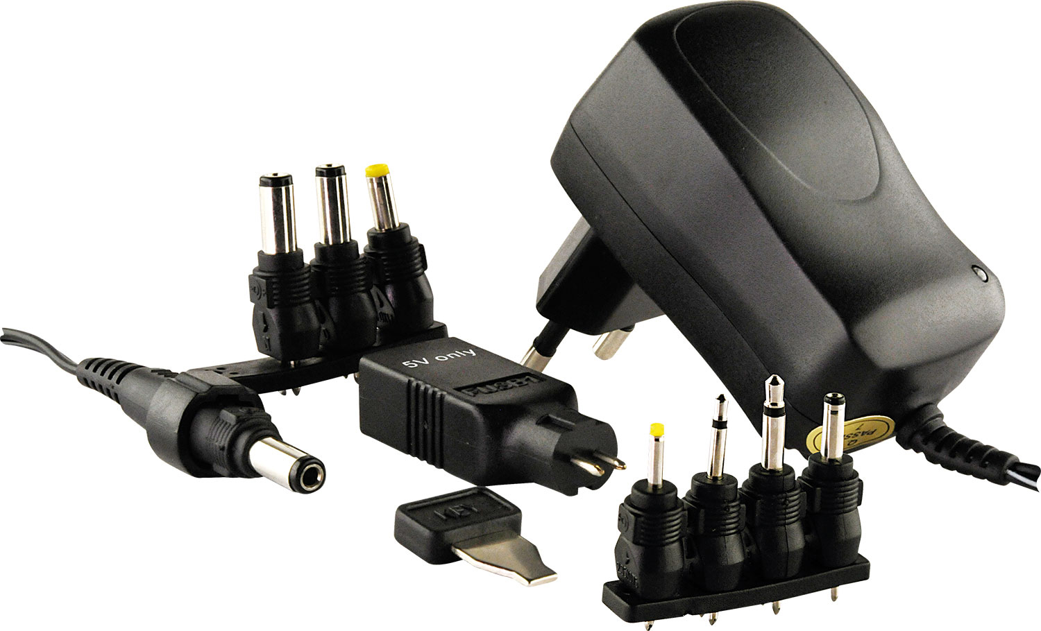 Ein Multi-Stecker-Adapter mit verschiedenen Anschlüssen. Der Hintergrund ist weiß.