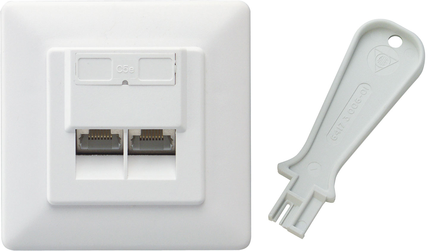 Eine weiße Wandsteckdose mit zwei RJ45-Anschlüssen und einem weißen Ausziehwerkzeug, auf weißem Hintergrund.