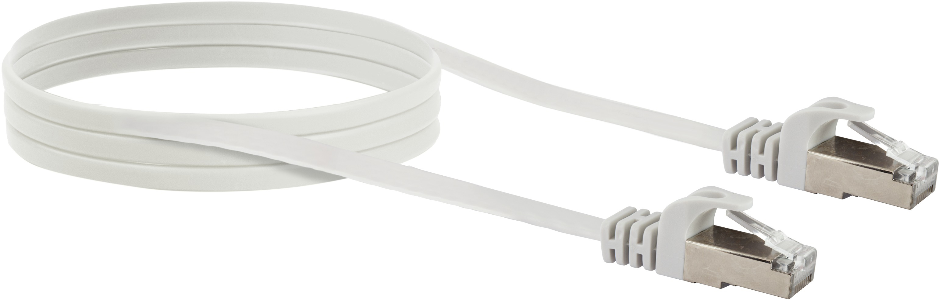 Weißes flaches Ethernet-Kabel mit Steckern an jedem Ende, vor weißem Hintergrund.