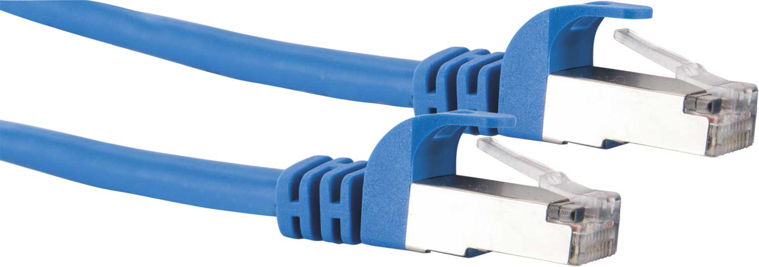 Zwei blaue Netzwerkkabel mit Steckern, bereit zum Einstecken.
