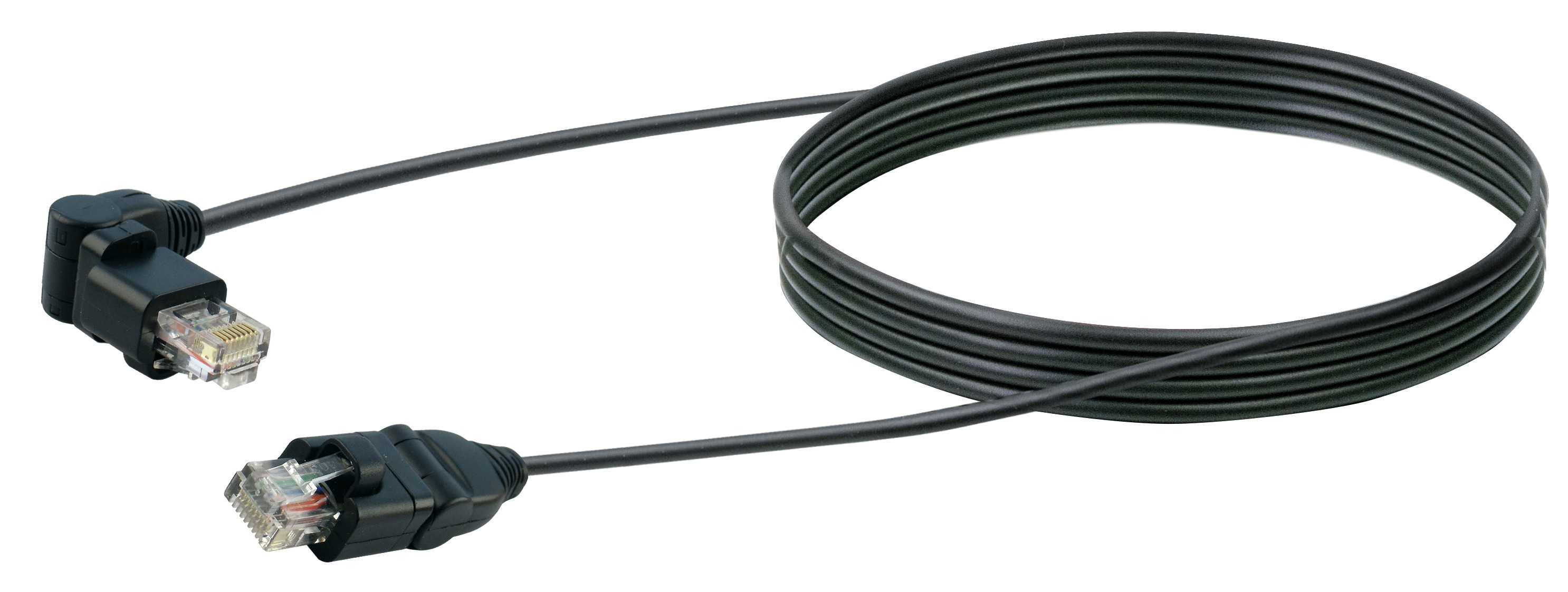 Schwarzes Ethernet-Kabel mit zwei Steckern. Ein Stecker ist abgewinkelt, auf weißem Grund.
