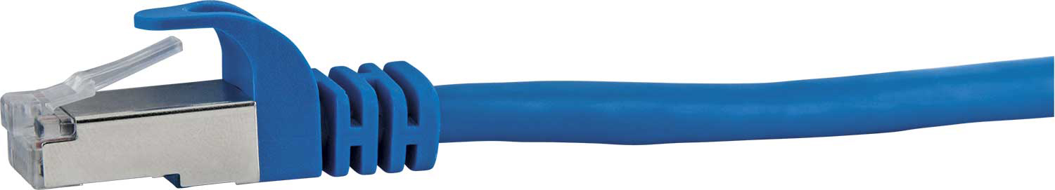 Ein blaues Ethernet-Kabel mit Stecker, isoliert auf weißem Hintergrund.