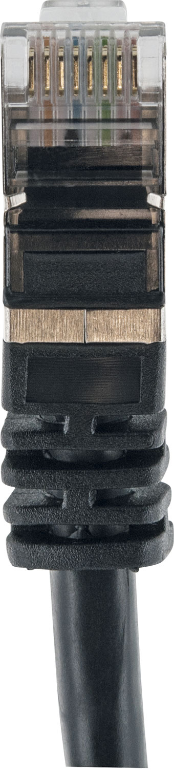 Nahaufnahme eines Ethernet-Kabels mit transparentem Kunststoffstecker. Das Kabel ist schwarz und hat eine strukturierte Oberfläche.