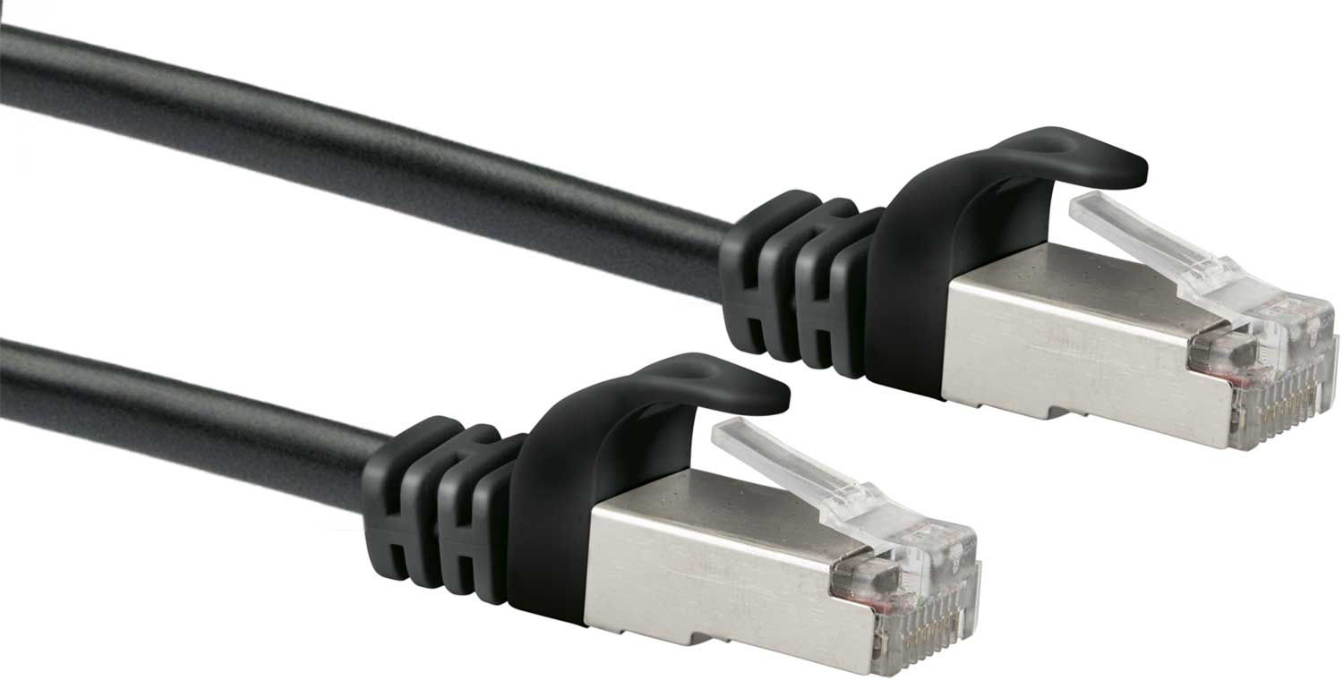 Zwei schwarze Ethernet-Kabel mit transparenten Steckern auf weißem Hintergrund.