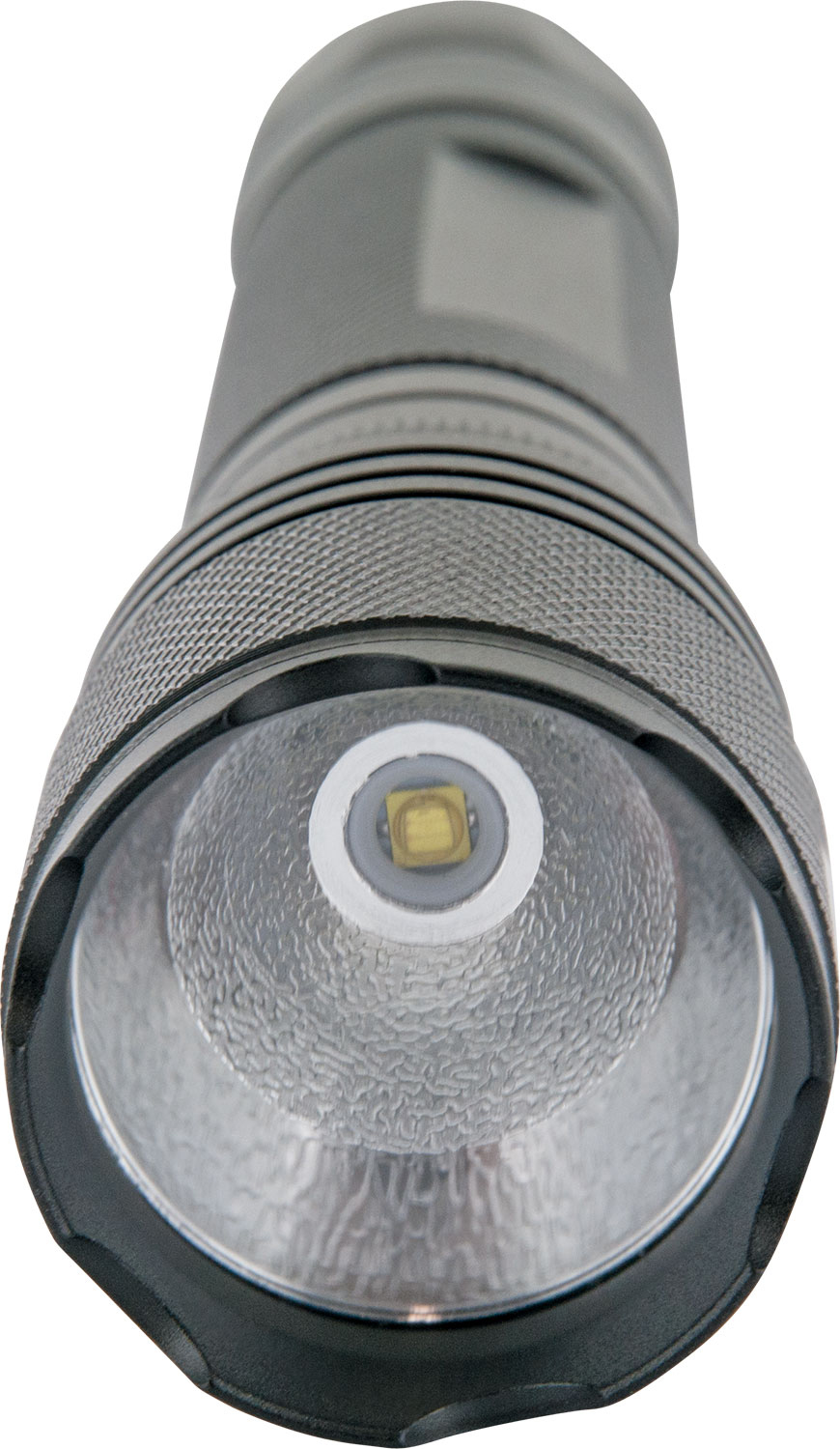 Metalowa latarka z soczewką emitującą jasne światło, na białym tle, ujęcie pod kątem.