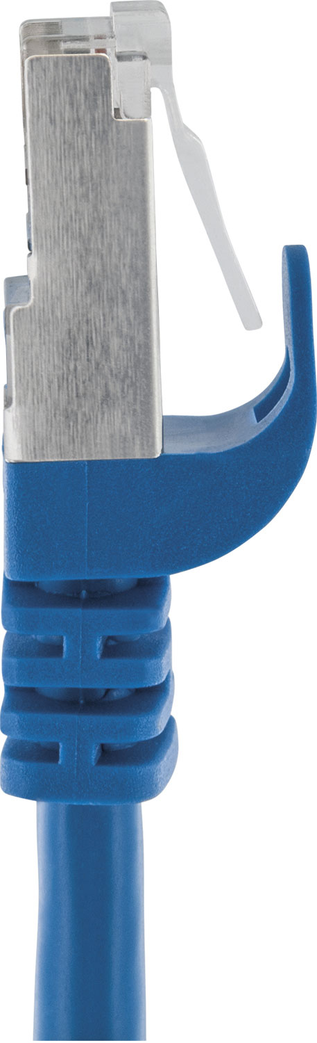 Nahaufnahme eines blauen Kabelsteckers. Weißer Hintergrund.