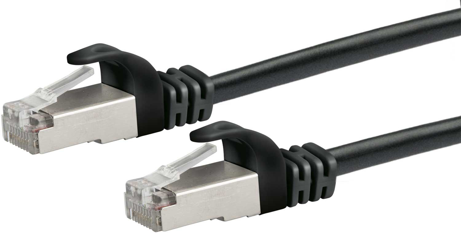 Schwarzes Ethernet-Kabel mit Steckern. Der Hintergrund ist weiß.
