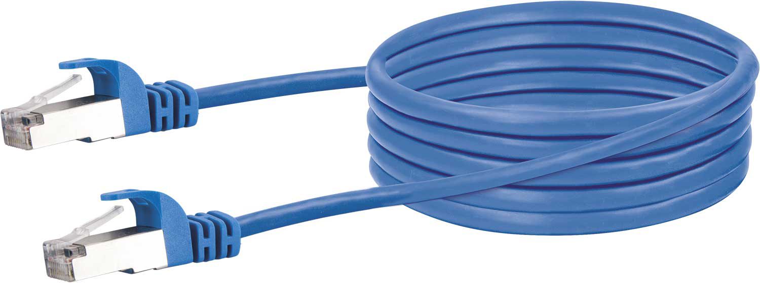 Blaues Ethernet-Kabel mit silbernen Steckern, auf weißem Hintergrund aufgerollt.