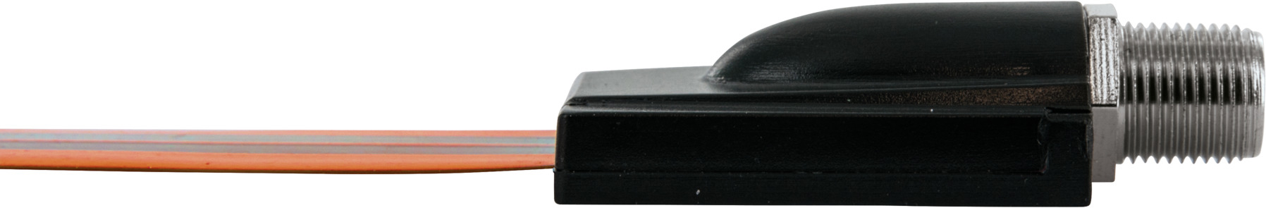 Nahaufnahme eines schwarzen Steckers mit orangem Kabel vor weißem Hintergrund.