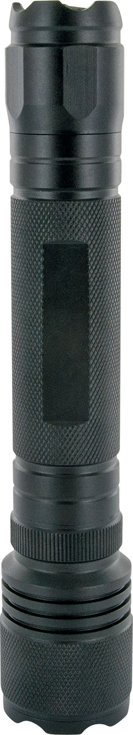 Czarna latarka z teksturowanym uchwytem i przezroczystą soczewką. Białe tło.