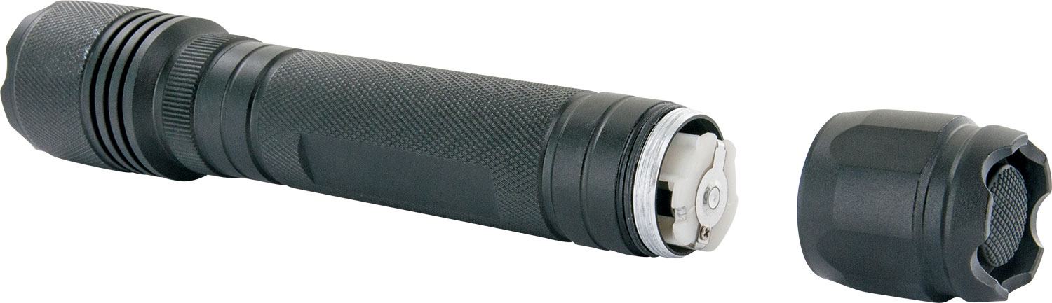 Zdemontowana czarna latarka. Głowica i komora baterii są oddzielone od korpusu.