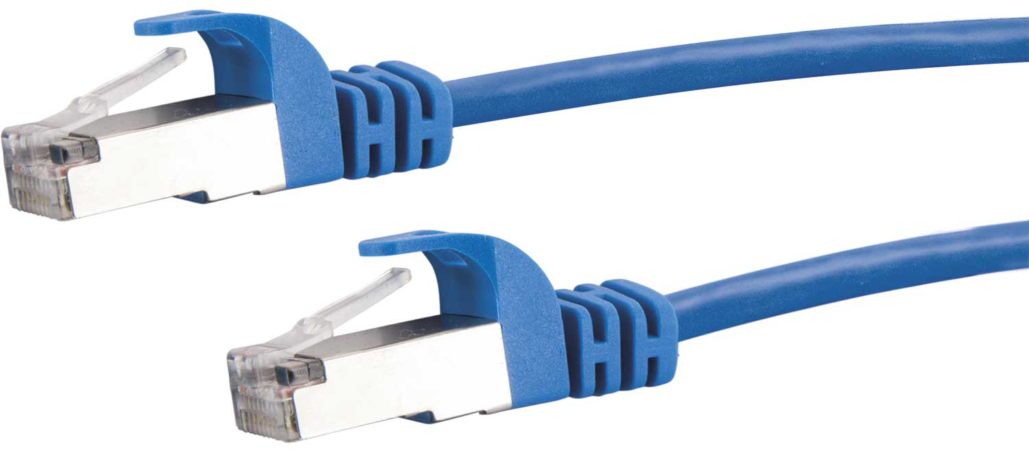 Zwei blaue Netzwerkkabel mit Steckern vor weißem Hintergrund.
