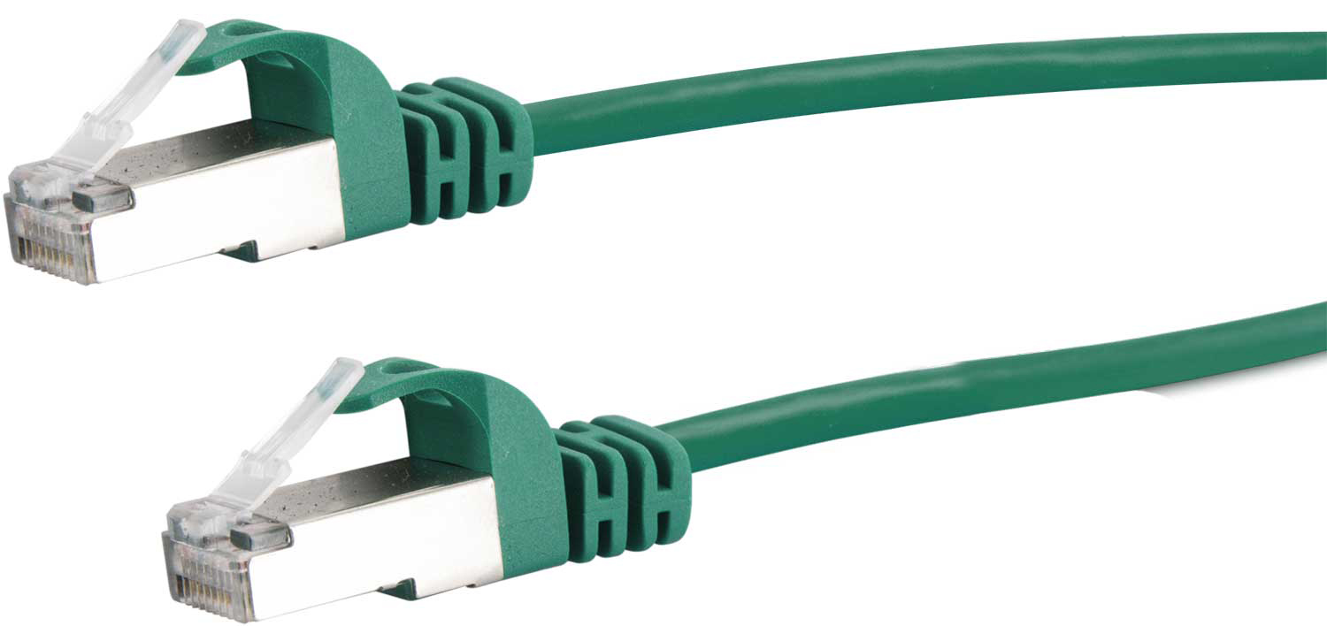 Zwei grüne Netzwerkkabel mit Steckern an jedem Ende, bereit zum Einstecken.