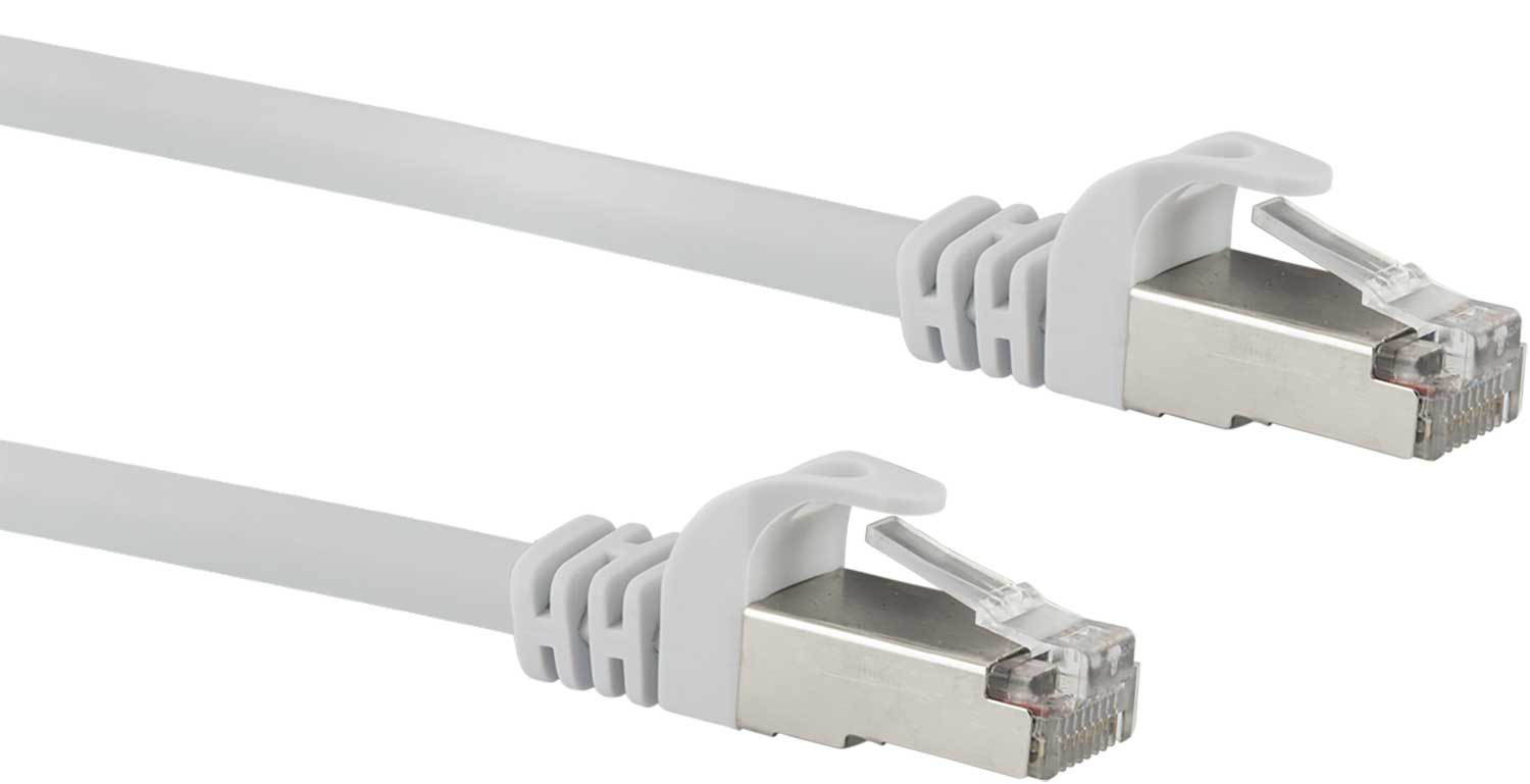 Due cavi Ethernet bianchi con connettori grigi. I cavi sono su sfondo bianco.