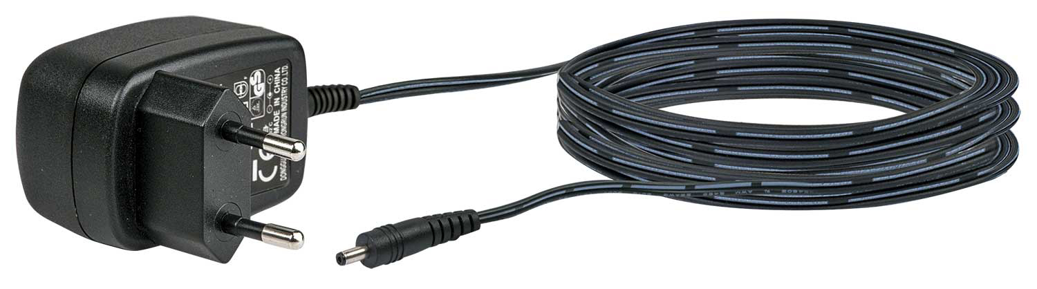 Czarny zasilacz z wtyczką i kablem. Kabel jest zwinięty na białym tle.