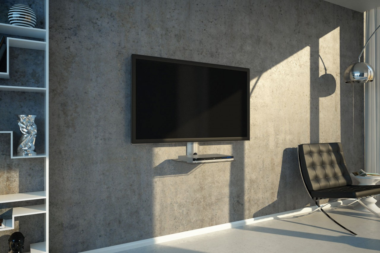 TV an Betonwand, Regal und Inneneinrichtung.