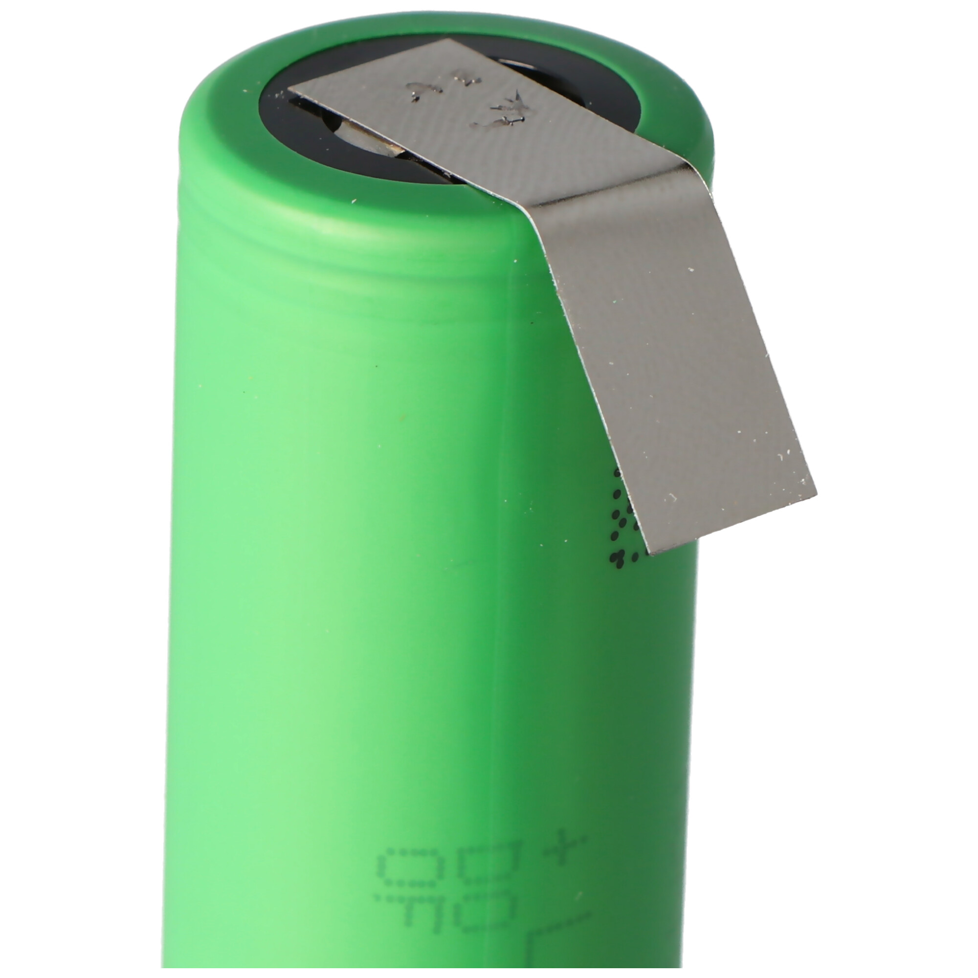 Een groene cilindrische batterij met een metalen lipje aan de bovenkant.