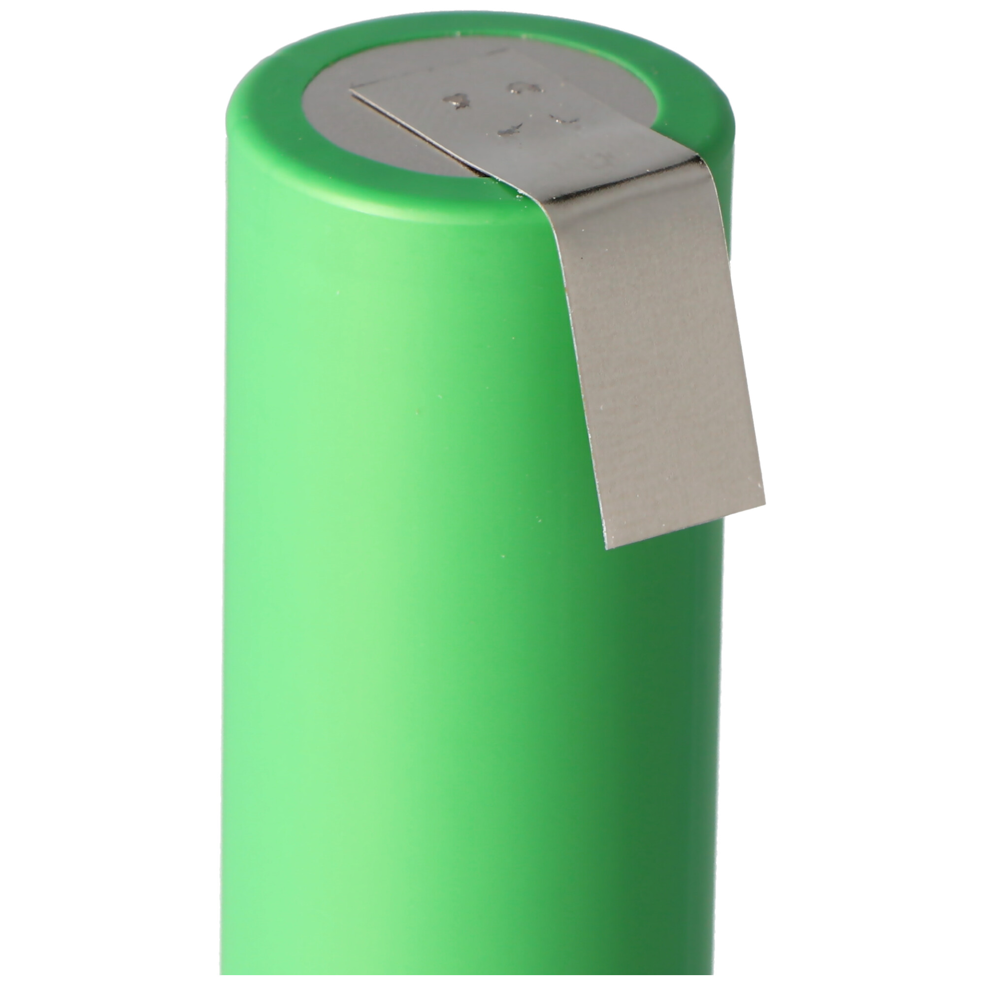 Groene batterij met een metalen lipje. Het is cilindrisch. De achtergrond is wit.