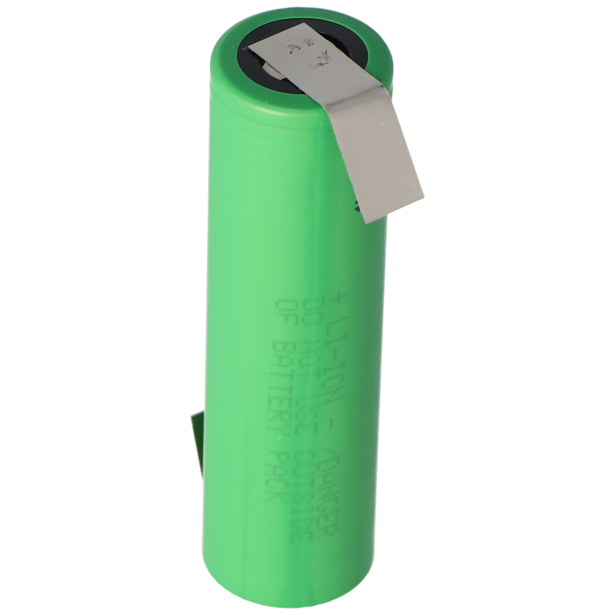 Een groene batterij met een metalen strip. De achtergrond is wit.