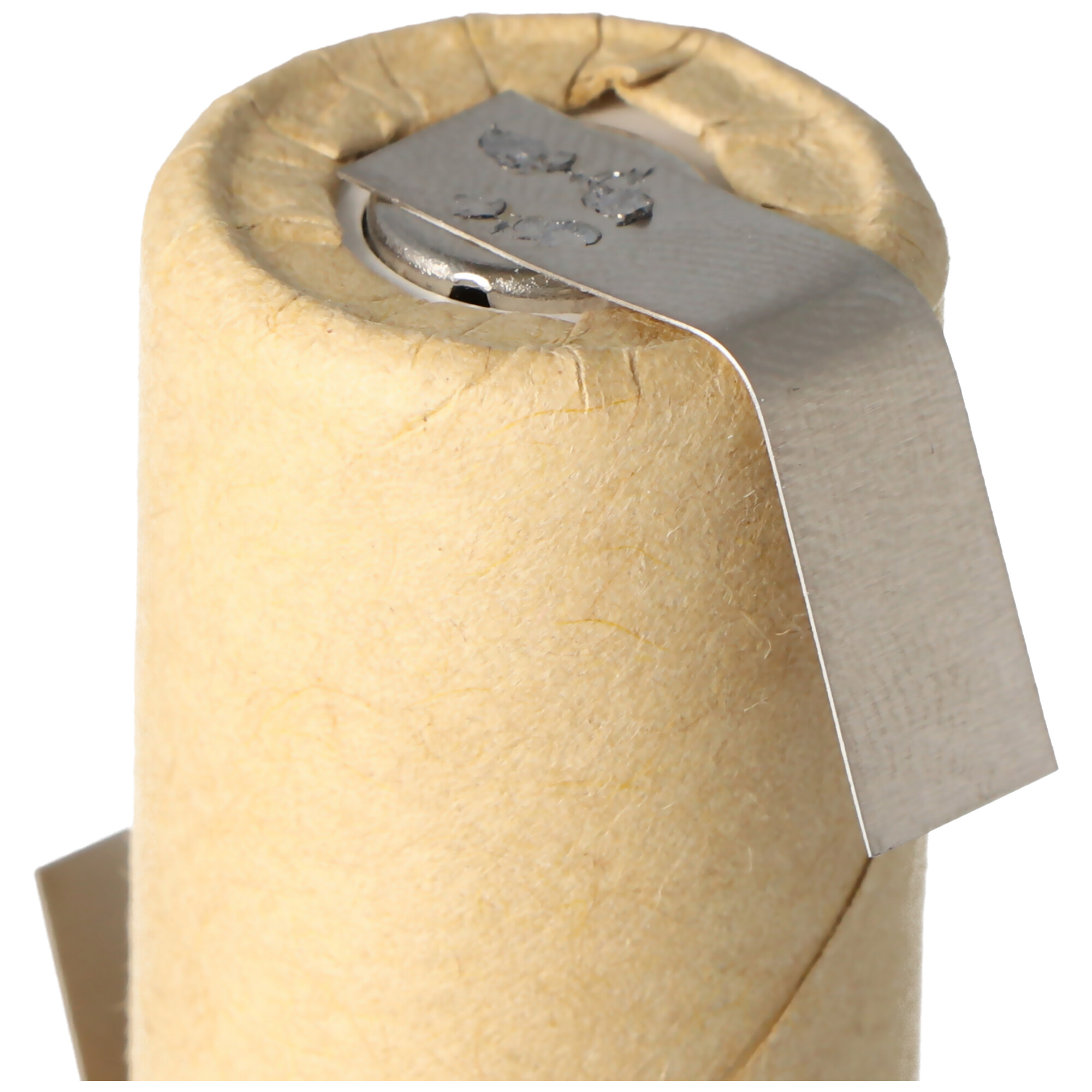 Een cilindrische batterij met een metalen lipje en een beige papieren wikkel.