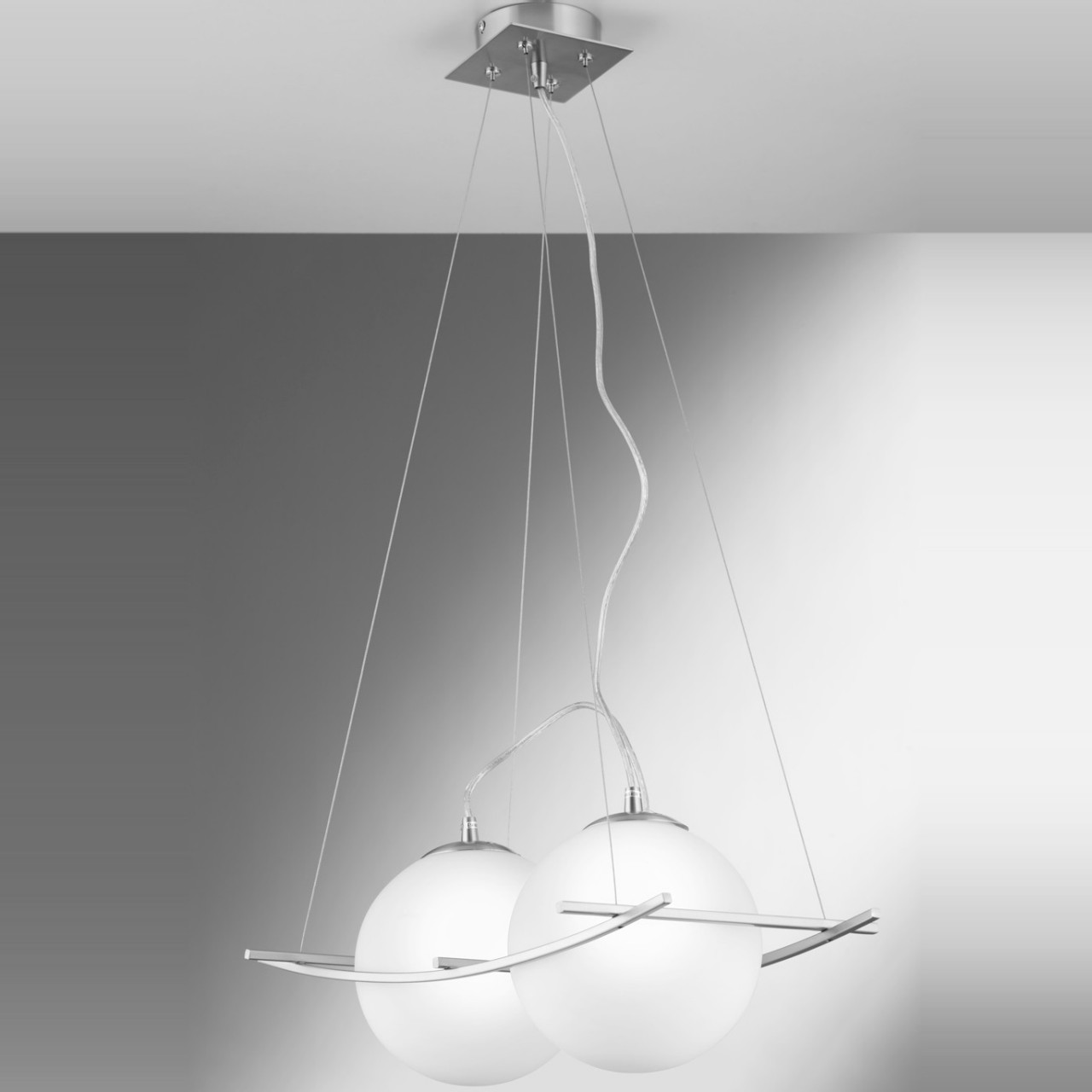 Zwei weiße, kugelförmige Pendelleuchten, die von einer Decke mit modernem Design hängen.