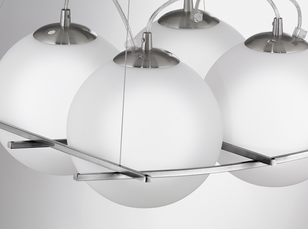 Fünf weiße, runde Pendelleuchten mit silbernen Metallarmaturen vor hellem Hintergrund.