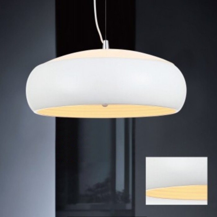 Weiße Pendelleuchte mit warmem Licht, dunkler Hintergrund.