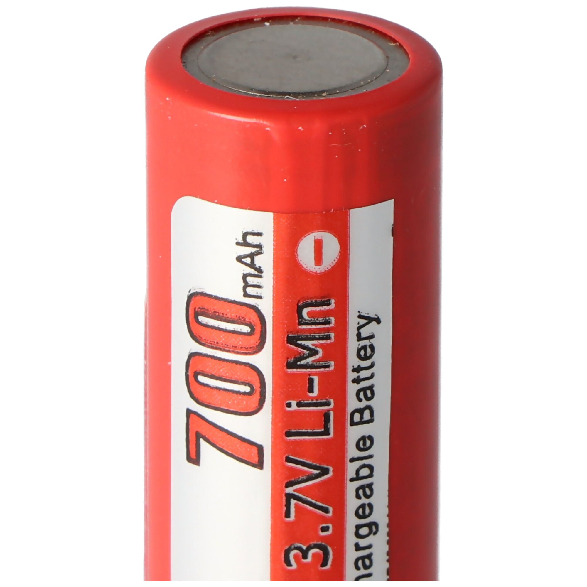 Rote zylindrische Batterie mit weißem und rotem Text. Silberne Oberseite. Weißer Hintergrund.
