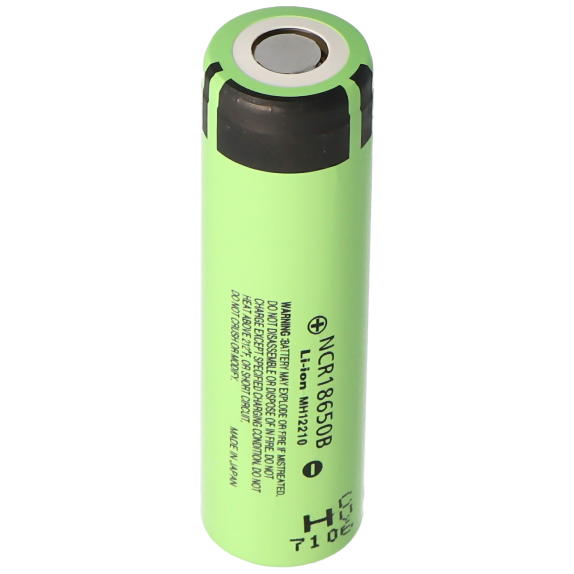 Grüne zylindrische Batterie mit Textetikett. Enthält Sicherheitshinweise und Markeninformationen.