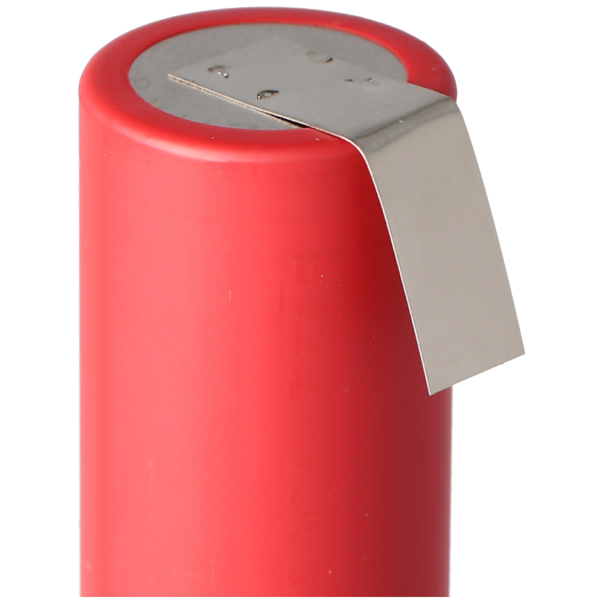 Eine rote Batteriezelle mit einem befestigten silbernen Metallstreifen.