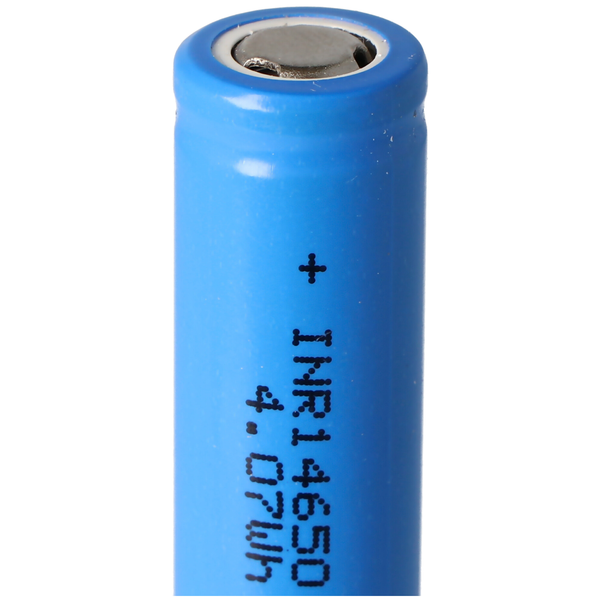 Blaue zylindrische Batterie mit weißem Text und Metallkopf. Weißer Hintergrund, Nahaufnahme.