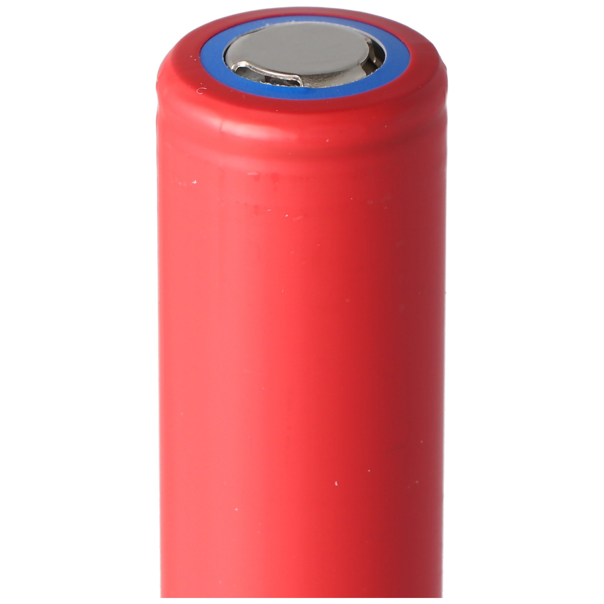 Rode cilindrische batterij met een zilveren bovenkant en een blauwe ring, tegen een witte achtergrond.