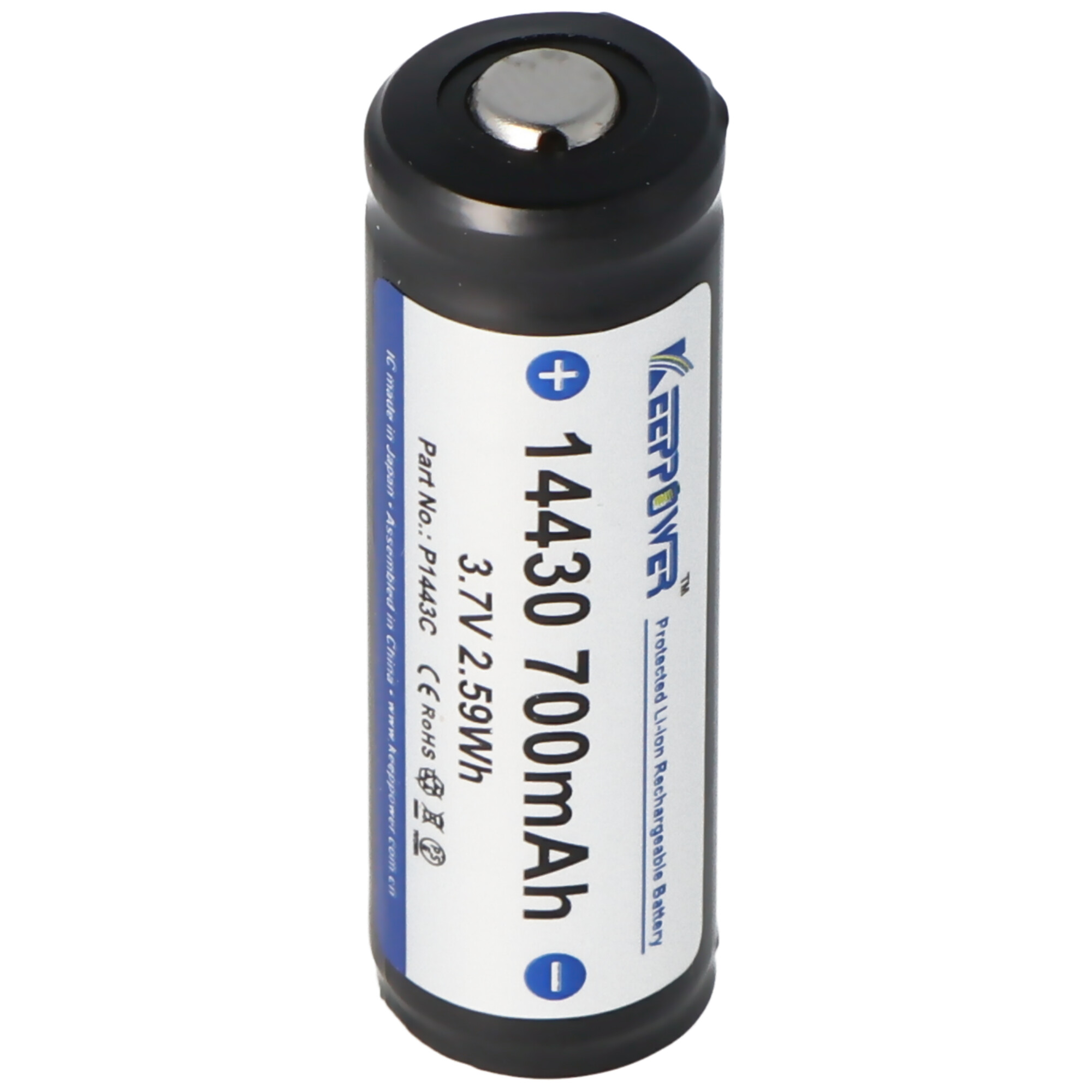 Zwarte cilindrische batterij met wit label. Witte achtergrond.