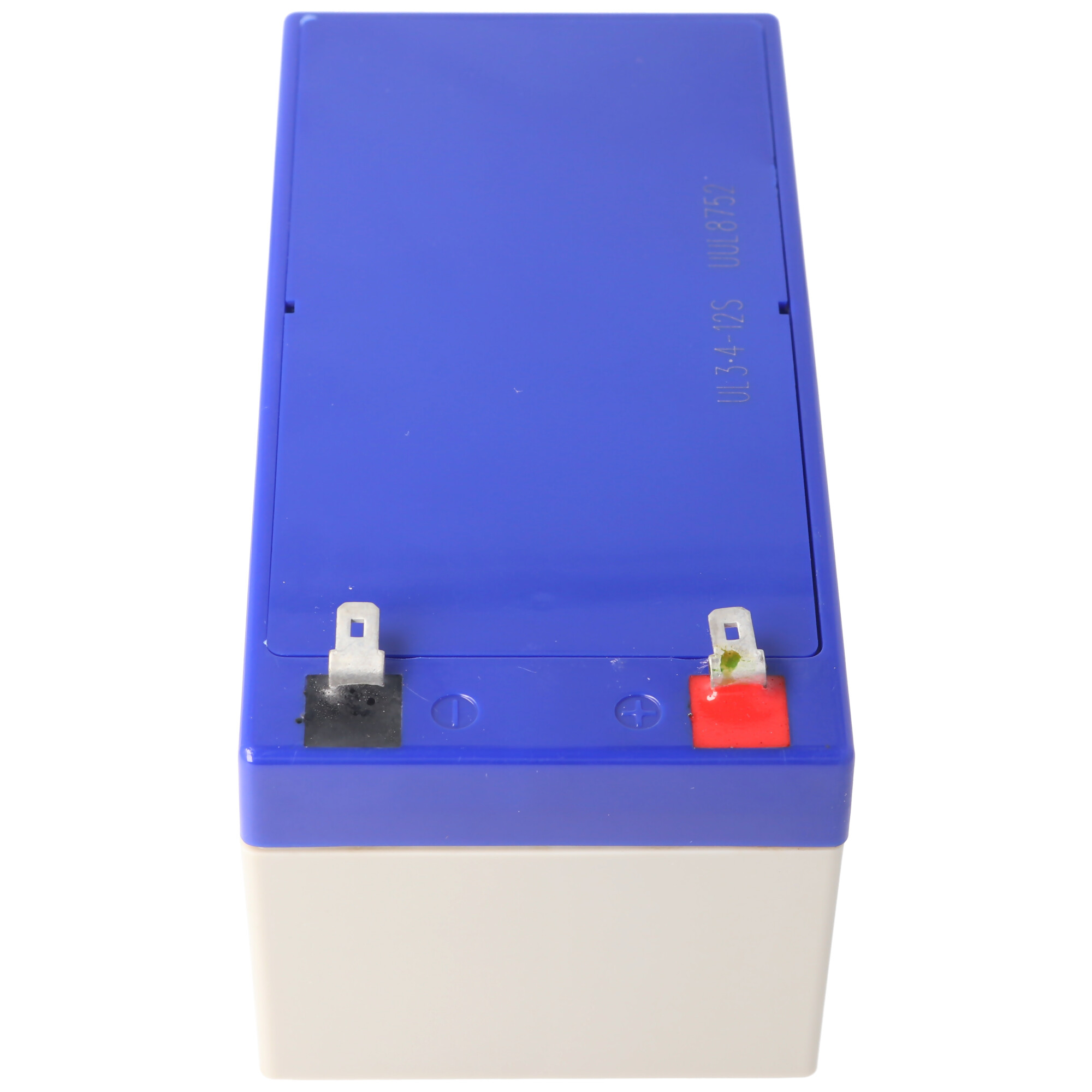 Eine rechteckige blaue und weiße Batterie mit roten und schwarzen Anschlüssen, isoliert auf weißem Hintergrund.
