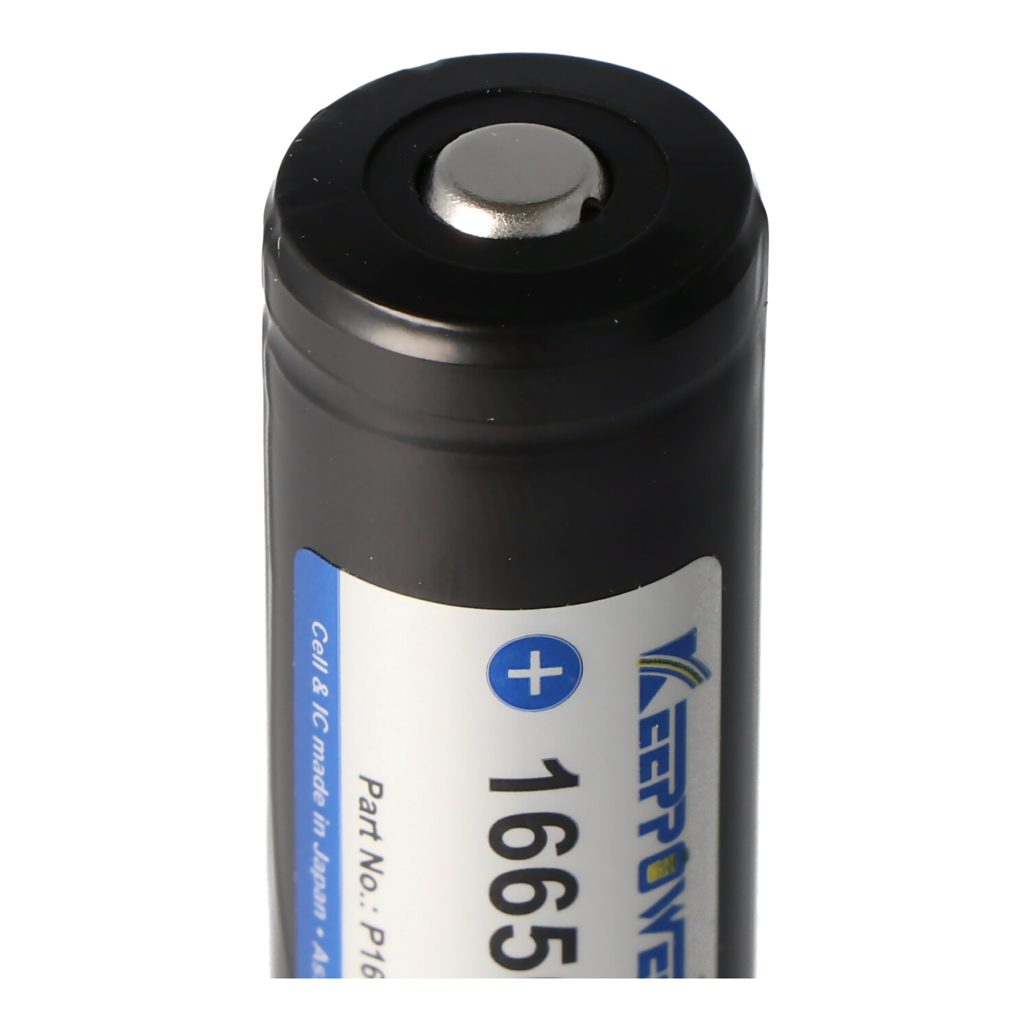 Eine schwarze 18650-Batterie mit silberner Oberseite und blau-weißem Etikett.