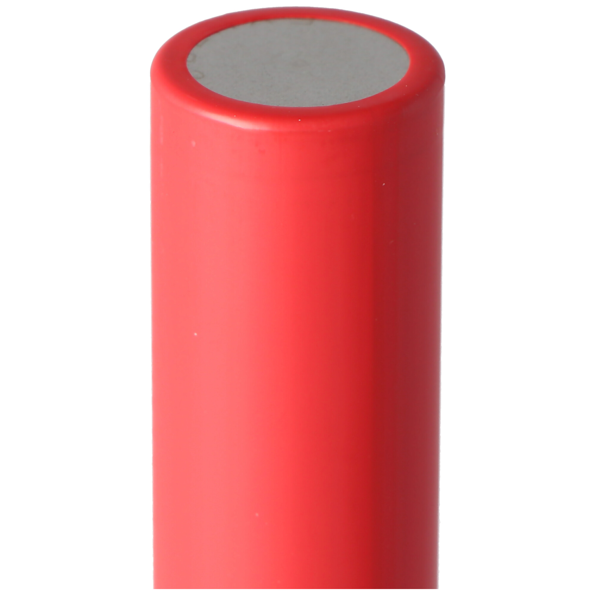 Rode cilindrische batterijcel met grijze bovenkant, geïsoleerd op wit.