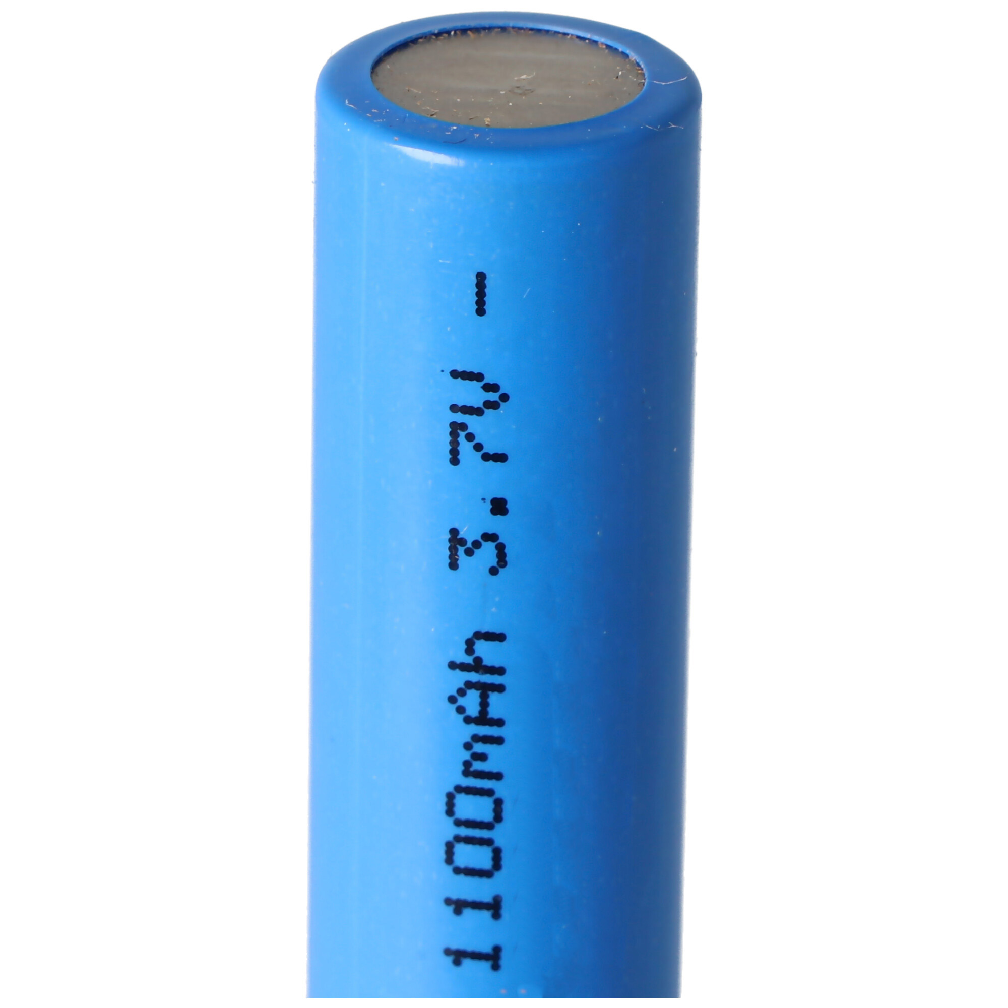 Blaue zylindrische Batterie. Aufschrift: '1100mAh 3,7V -'.