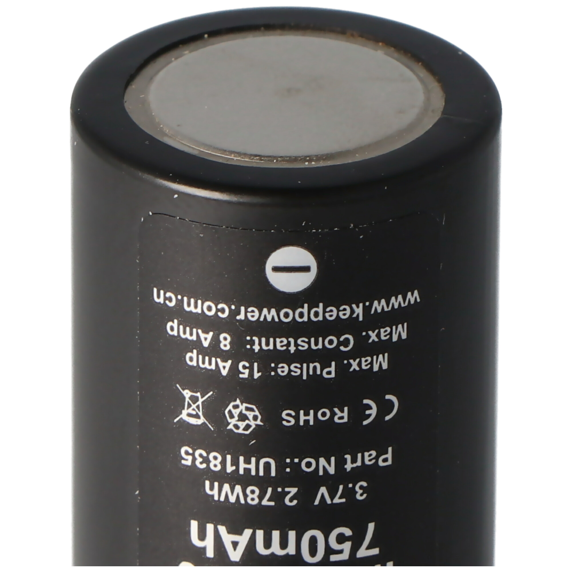 Zwarte batterij met witte tekst en markeringen. Close-up.