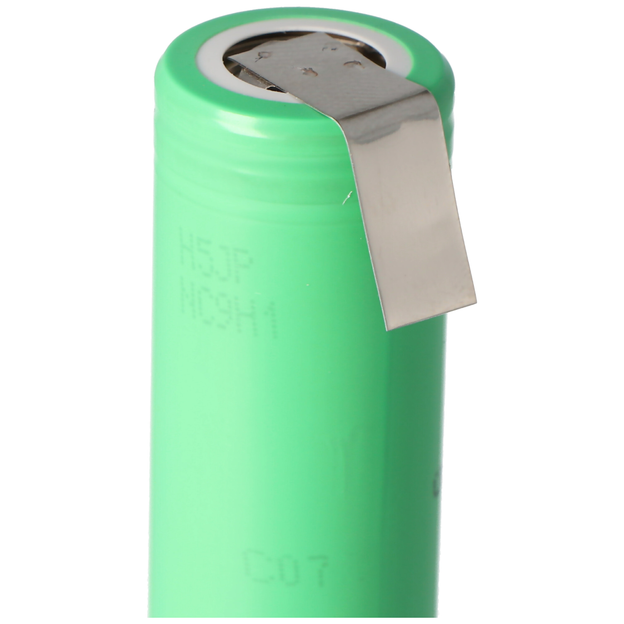 Grüne zylindrische Batterie mit einem silbernen Metallkontaktstreifen.