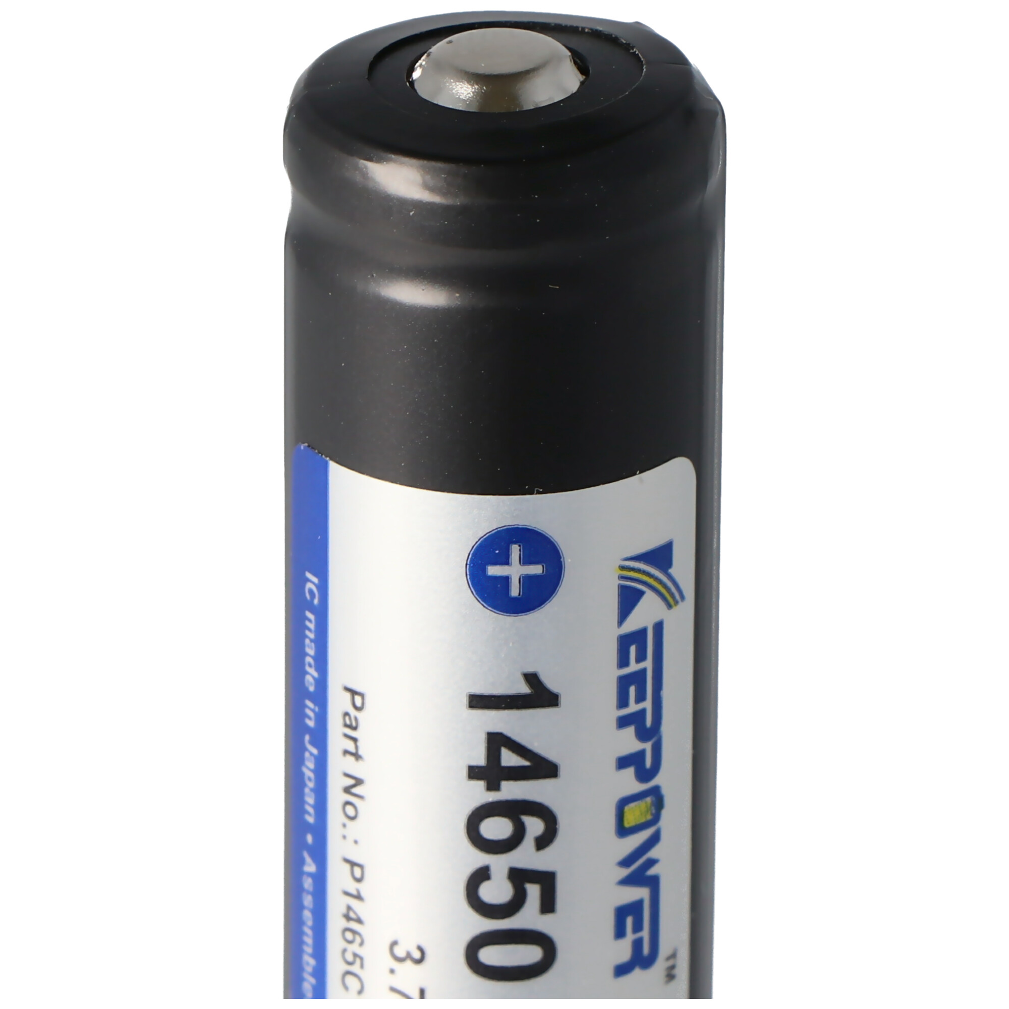 Close-up van een zwarte batterij met een label en een plusteken.