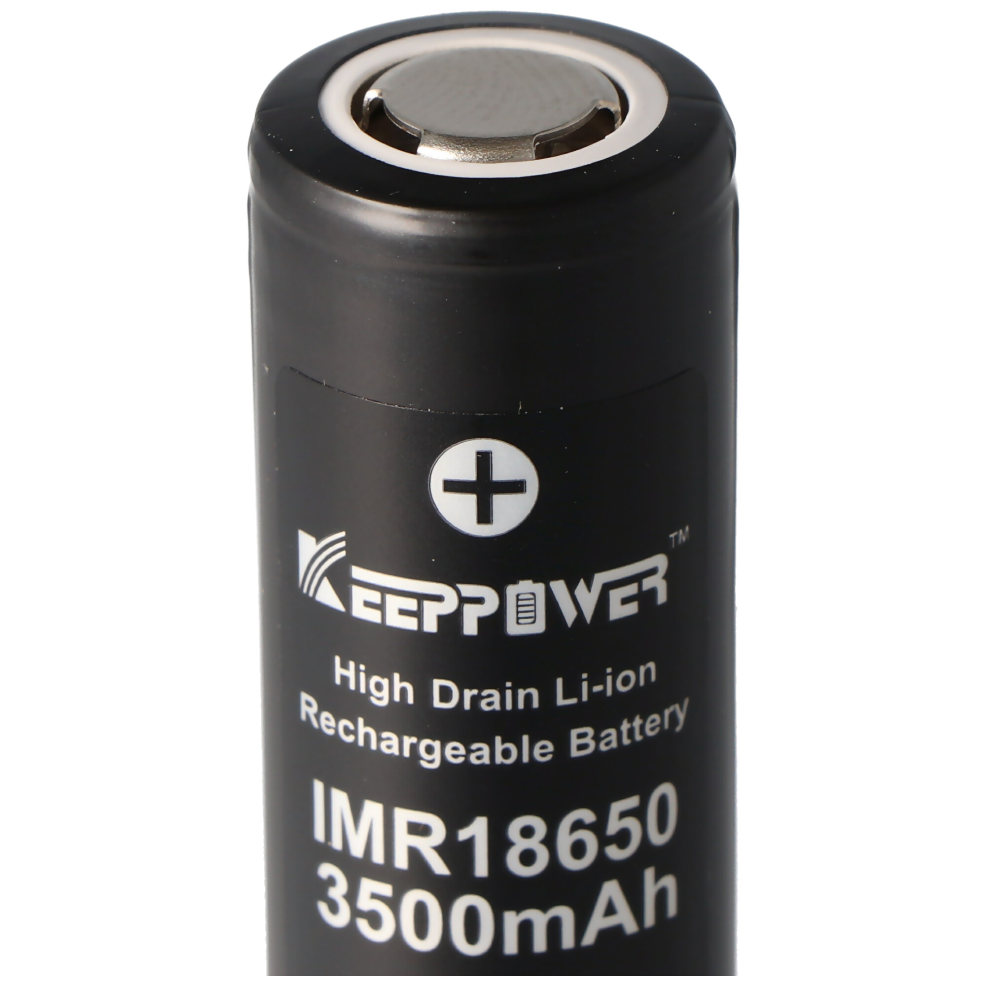Een zwarte cilindrische batterij met tekst. De bovenkant heeft een zilveren cirkel.