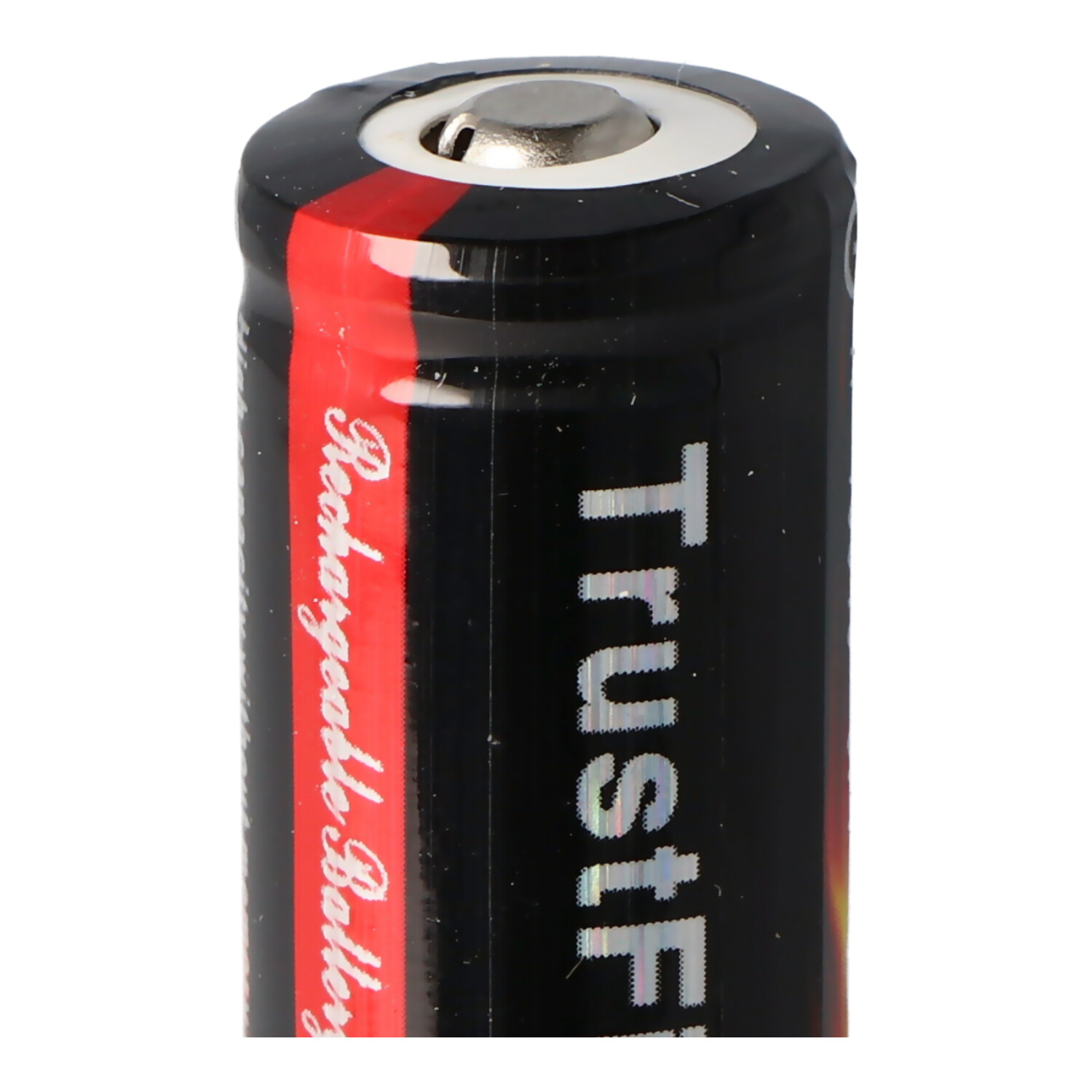 Close-up van een zwarte batterij met rode streep en witte tekst, met het label 'TrustFire'.